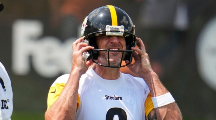Aaron Rodgers dislikes new helmet, says ‘it looks like a damn spaceship’