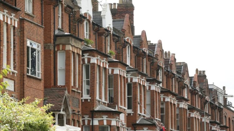 Average UK house price jumps by more than £1,000 month-on-month – Halifax Average UK house price jumps by more than £1,000 month-on-month – Halifax