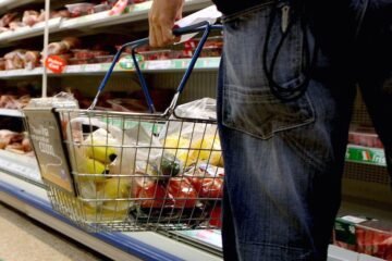 Business news live: FTSE 100 drops and food inflat…