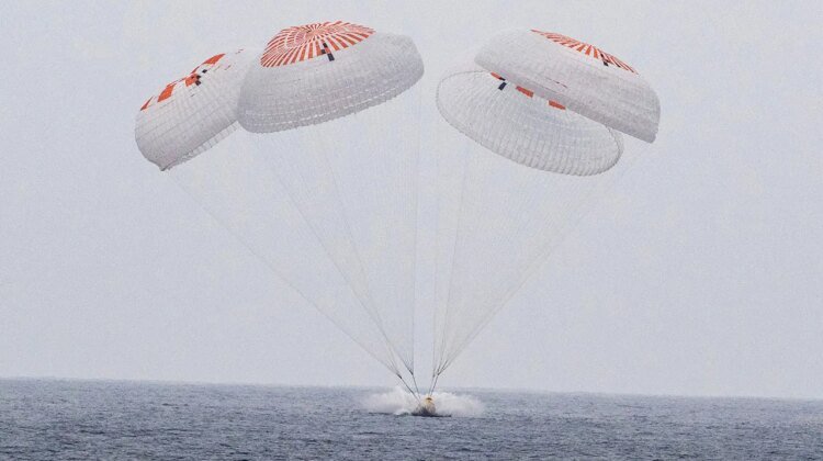 Astronauts return to Earth with Pacific splashdown following 5-month ISS mission Astronauts return to Earth with Pacific splashdown following 5-month ISS mission