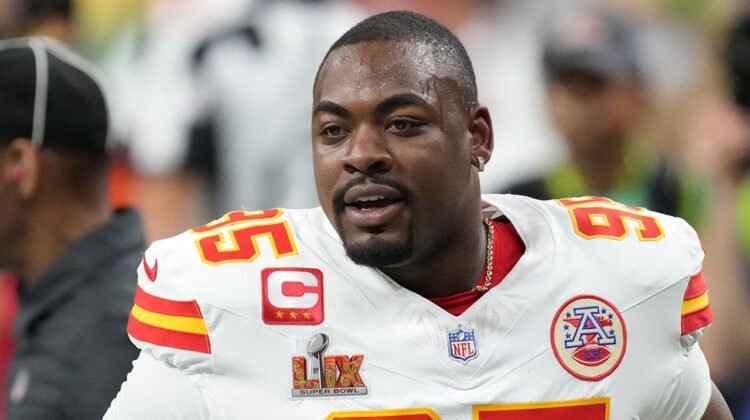 Chiefs’ Chris Jones makes marriage plea at training camp Chiefs’ Chris Jones makes marriage plea at training camp