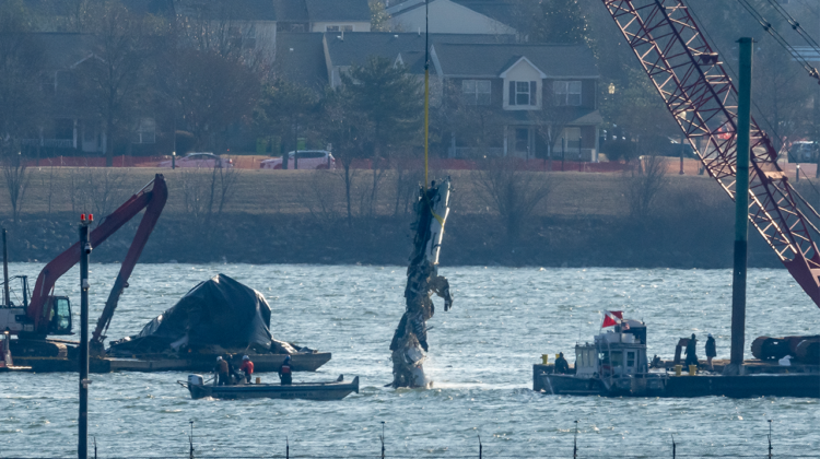 Air traffic controller failed to warn plane before DC crash killing 67