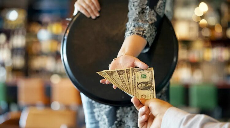 Las Vegas servers see their tips drop 50% amid high prices and tourism decline