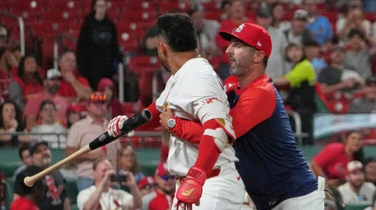Cardinals’ Willson Contreras blows up at umpire, throws bat at coach Cardinals’ Willson Contreras blows up at umpire, throws bat at coach