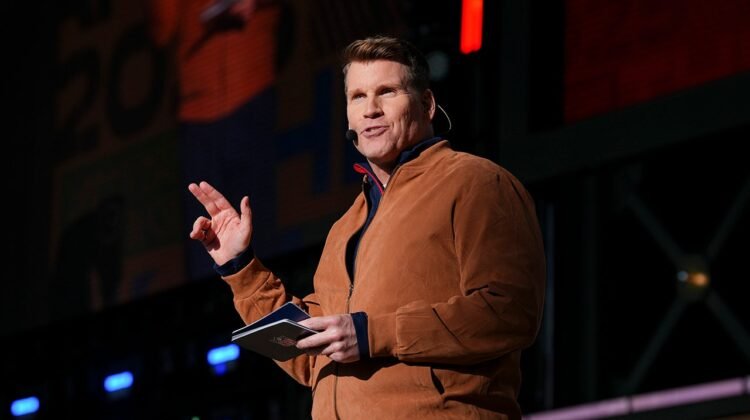 Scott Hanson says he’s ‘fired up’ to continue hosting NFL RedZone Scott Hanson says he’s ‘fired up’ to continue hosting NFL RedZone