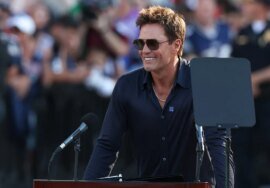Tom Brady pokes fun at rival Jets in statue unveiling ceremony speech