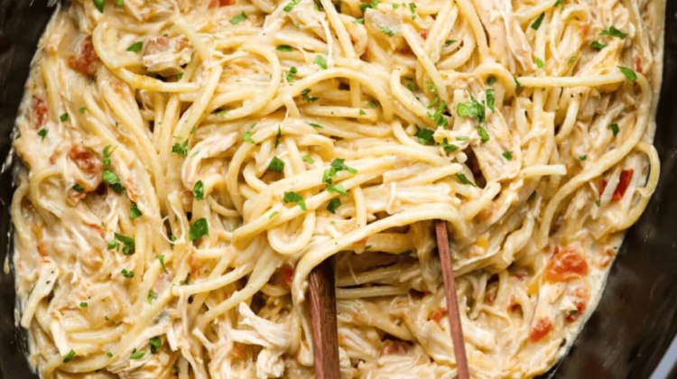 Crockpot Chicken Spaghetti (Easy Creamy Slow Cooker Dinner ) Crockpot Chicken Spaghetti (Easy Creamy Slow Cooker Dinner )